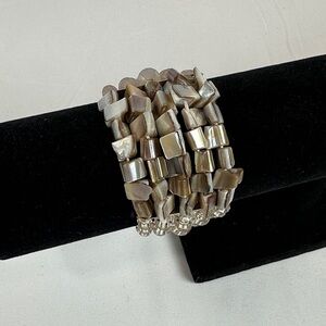 Elegant Shell & Bead Bracelet